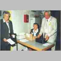 592-1226 Hauptkreistreffen 2002 Bad Nenndorf. Das Ehepaar Waltraud und Hans-Peter Mintel, (Schatzmeister) beim Verkauf der Plaketten (Foto I.Rudat).jpg